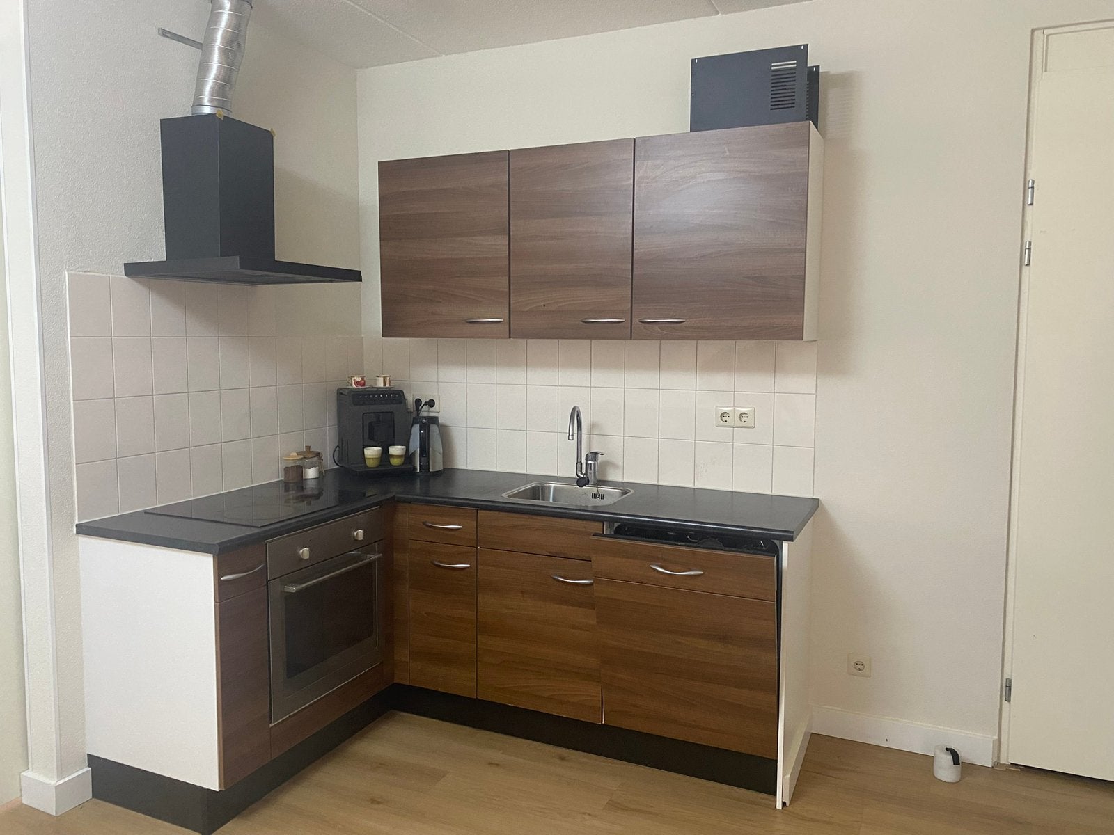 hoek keuken met apparatuur, Ophalen, Bruin, Hoekkeuken, Zo goed als nieuw