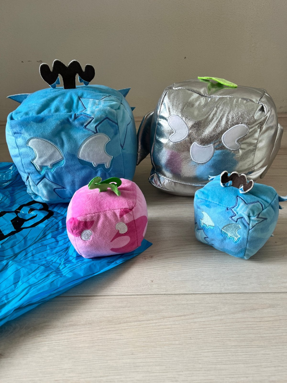 4x Roblox Blox Fruits knuffels - 2 groot, 2 klein, Overige merken, Overige karakters, Overige typen, Blauw