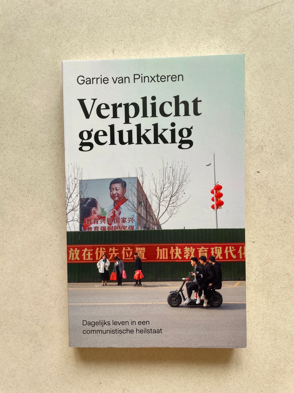 Verplicht Gelukkig | Garrie van Pinxteren | China, Ophalen of Verzenden, Nieuw, Maatschappij en Samenleving, Wereld