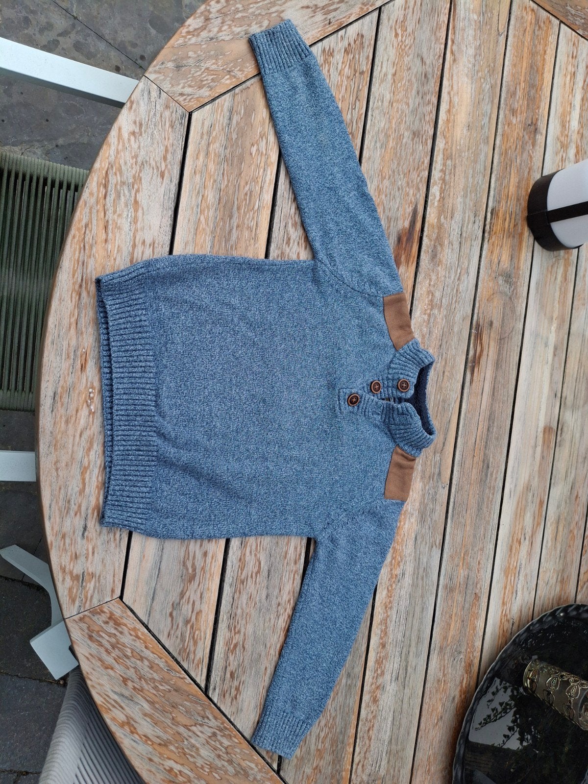 Blauwe trui met knoopjes en suède details voor jongens, Trui of Vest, Ophalen of Verzenden, Zo goed als nieuw, Onbekend
