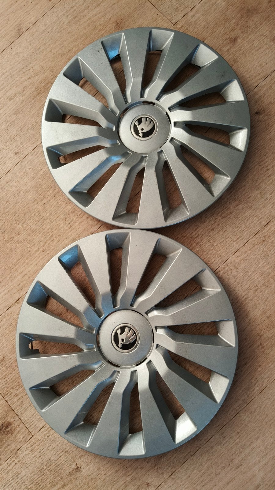 2 Originele wieldoppen Skoda Octavia 3 - Briljant Chroom, Auto diversen, Ophalen, Zo goed als nieuw