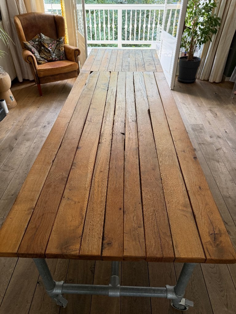 Foto 5 van Eettafel(s) van eikenhout en steigenbuizen