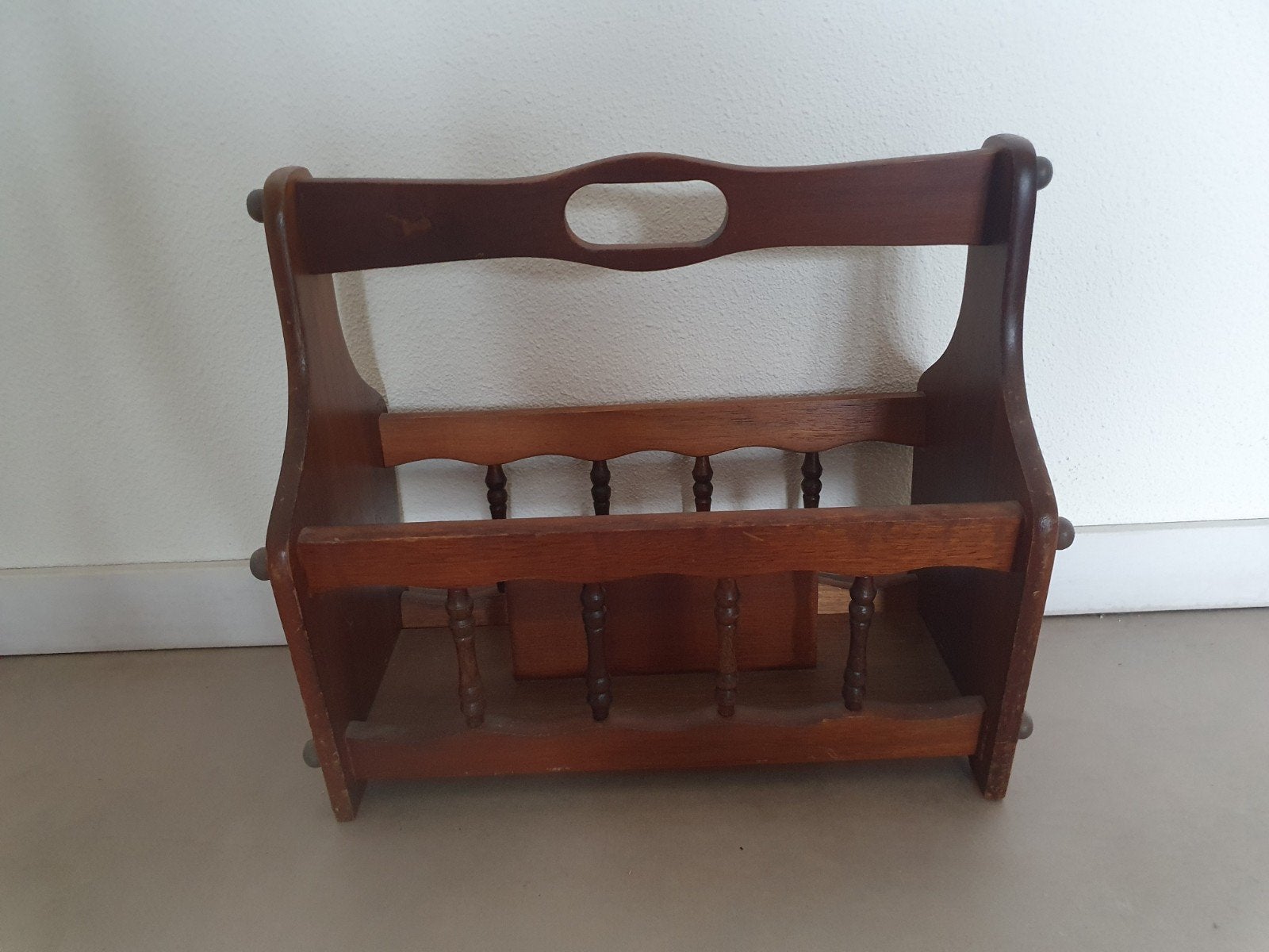 Vintage krantenbak / lectuurbak, donker gelakt hout., Huis en Inrichting, Woonaccessoires | Krantenbakken en Lectuurbakken, Gebruikt