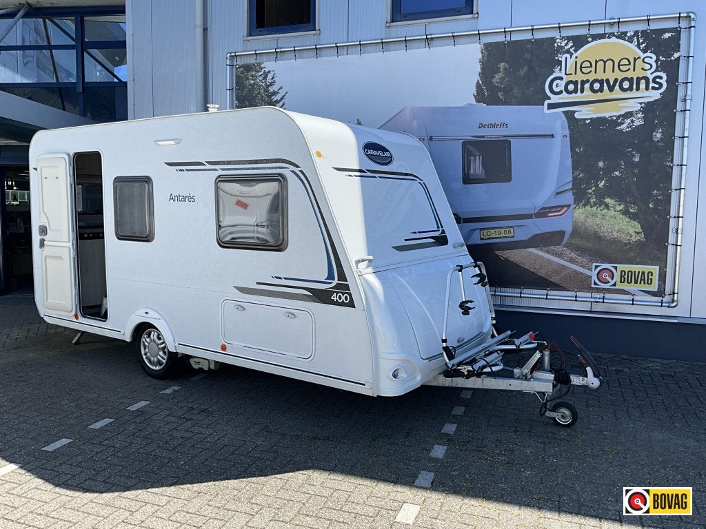 Caravelair Antares 400 NIEUWSTAAT-MOVER-VOORTENT, Caravans en Kamperen, Caravans, Bedrijf, 750 - 1000 kg, 4 tot 5 meter, Dwarsbed
