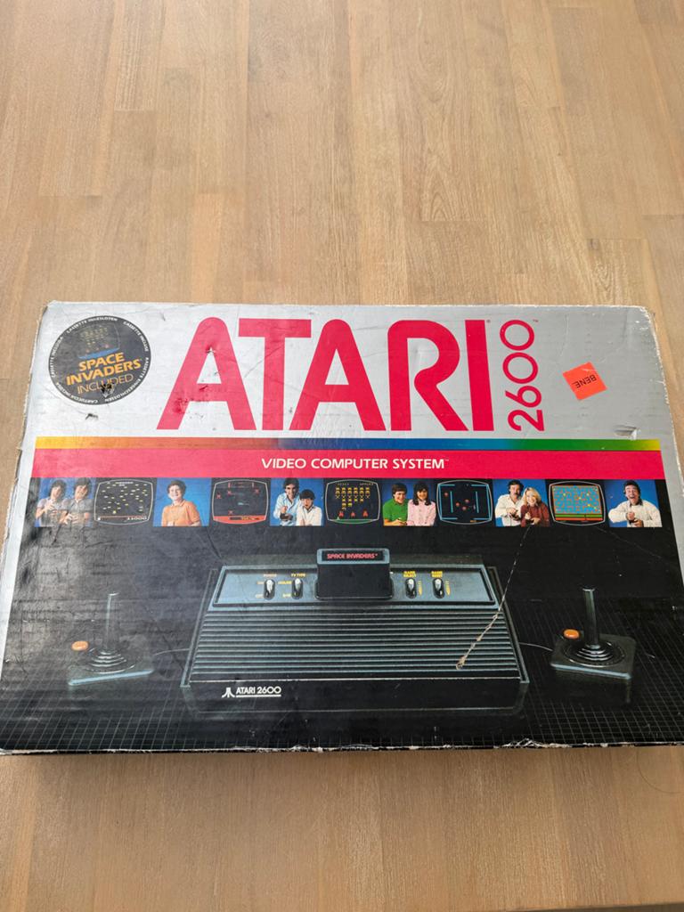 Atari 2600 Compleet met 2 Controllers en 4 Spellen, Spelcomputers en Games, Games | Atari, Overige genres, 2 spelers, Ophalen of Verzenden