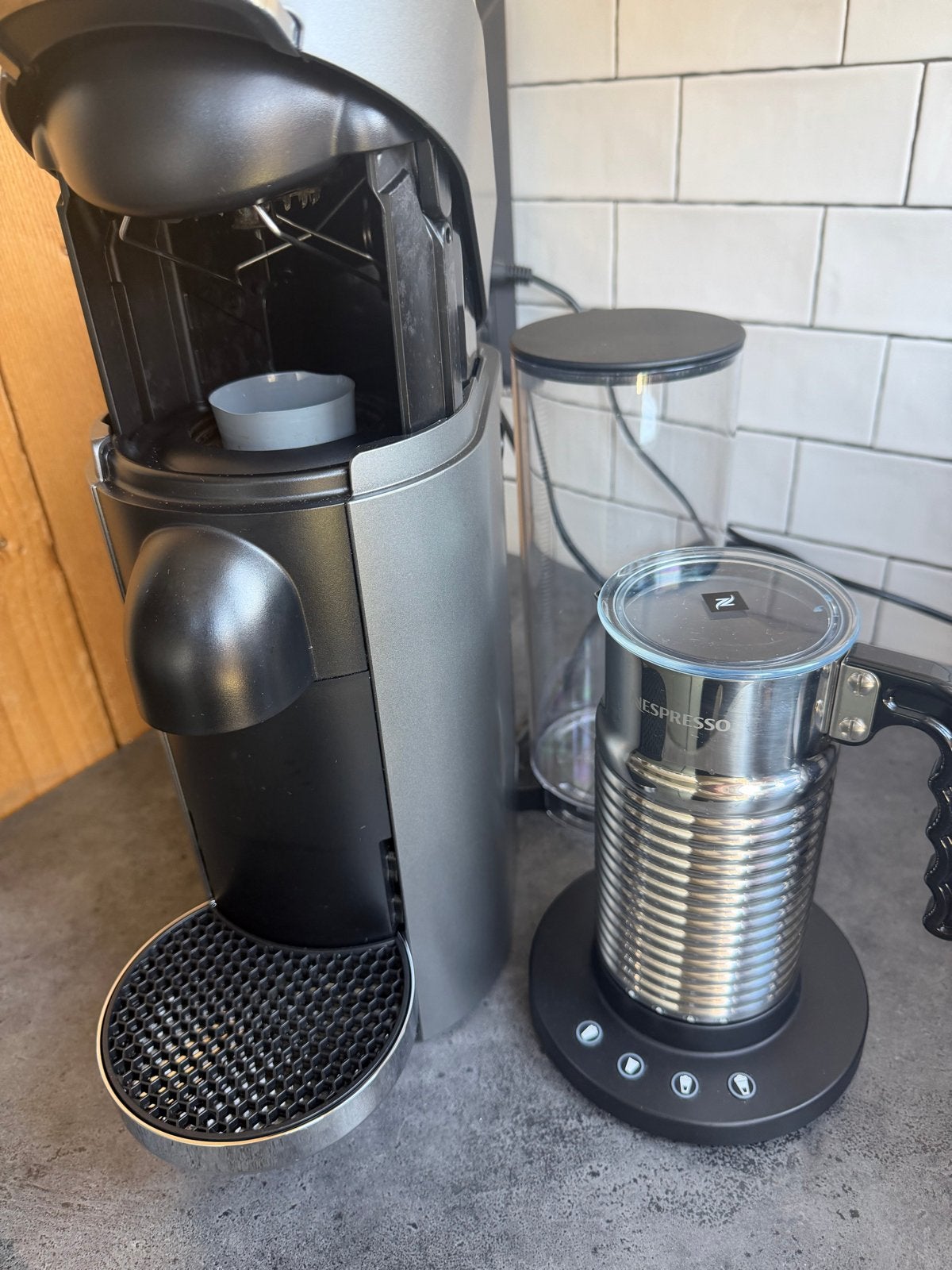 Foto 2 van Nespresso Vertuo Next Titanium + Aeroccino 4 + 55 cups
