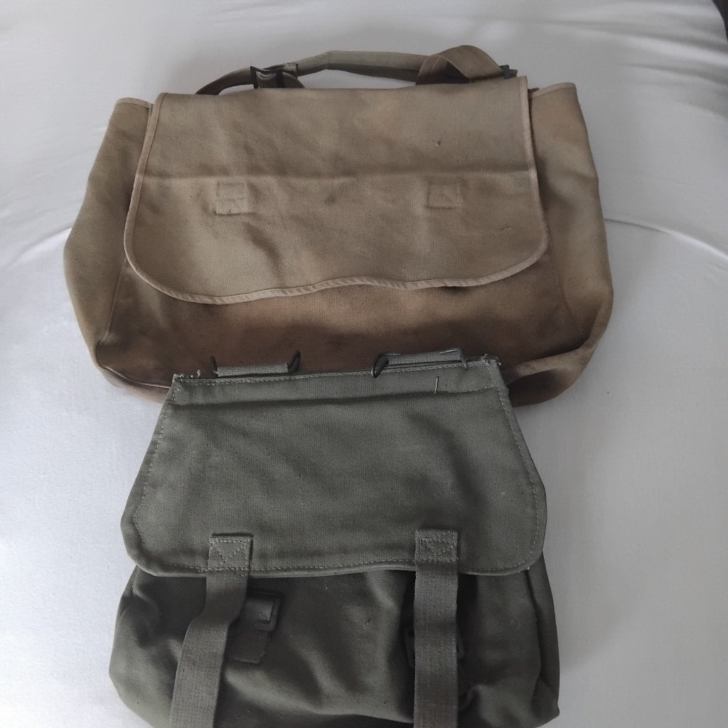 2X OUWE LEGERTASSEN, Ophalen of Verzenden, Landmacht, Nederland, Overige typen