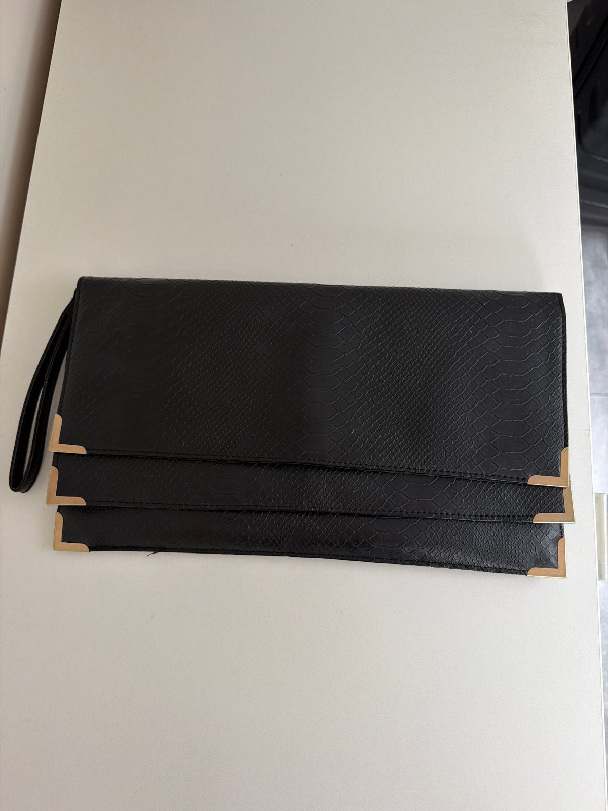 Zwarte clutch met slangenprint en gouden details, Ophalen, Zo goed als nieuw, Zwart, Avondtasje