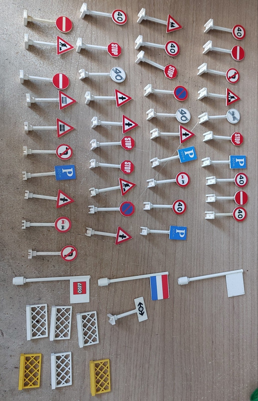 partij vintage LEGO Town verkeersborden, hekjes en vlag, Ophalen of Verzenden, Zo goed als nieuw, Losse stenen, Lego