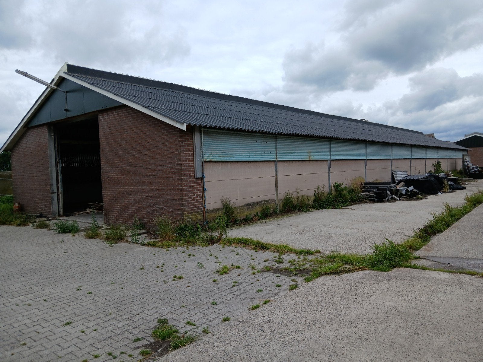 loods 10 x 35 mt schuur. staalconstructie. golfplaten