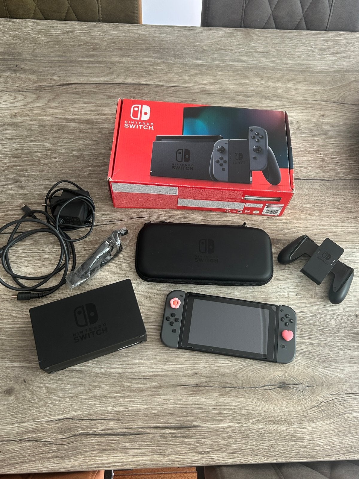 Nintendo Switch V2 – compleet + hoes en thumbstick caps, Ophalen, Zo goed als nieuw, Met 2 controllers, Switch 2019 Upgrade