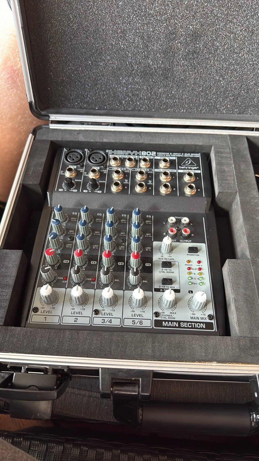 Behringer Xenyx 802 Mixer in flightcase, Ophalen of Verzenden, Gebruikt, Minder dan 5 kanalen, Microfooningang