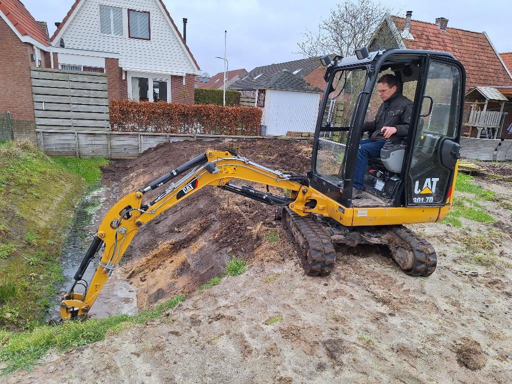 Te huur: minigraver CAT 3.01 7D (machinist), minitrekker
