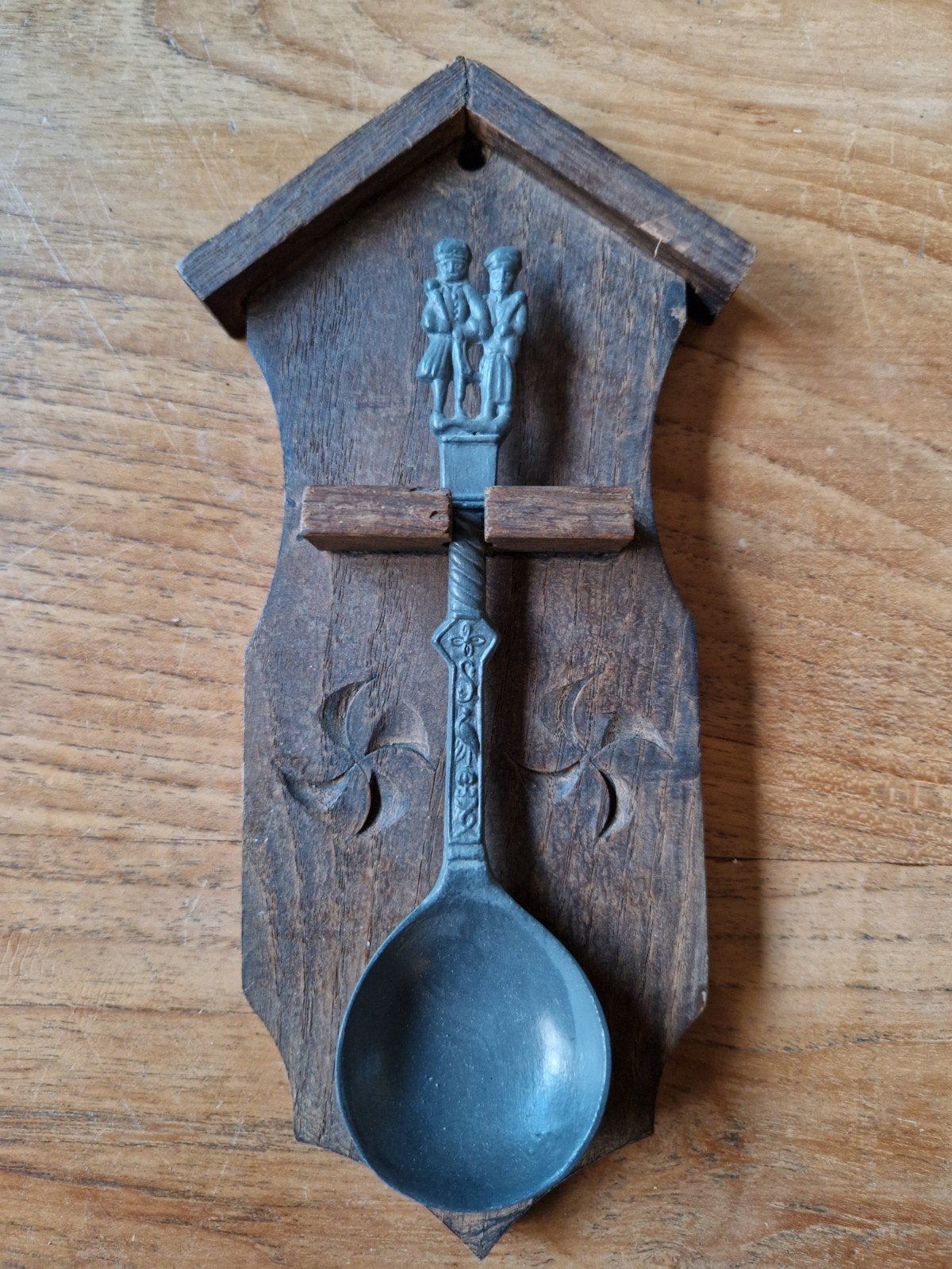 Vintage tinnen lepel op houten wandbordje - Luxe Art. Obbens, Ophalen of Verzenden