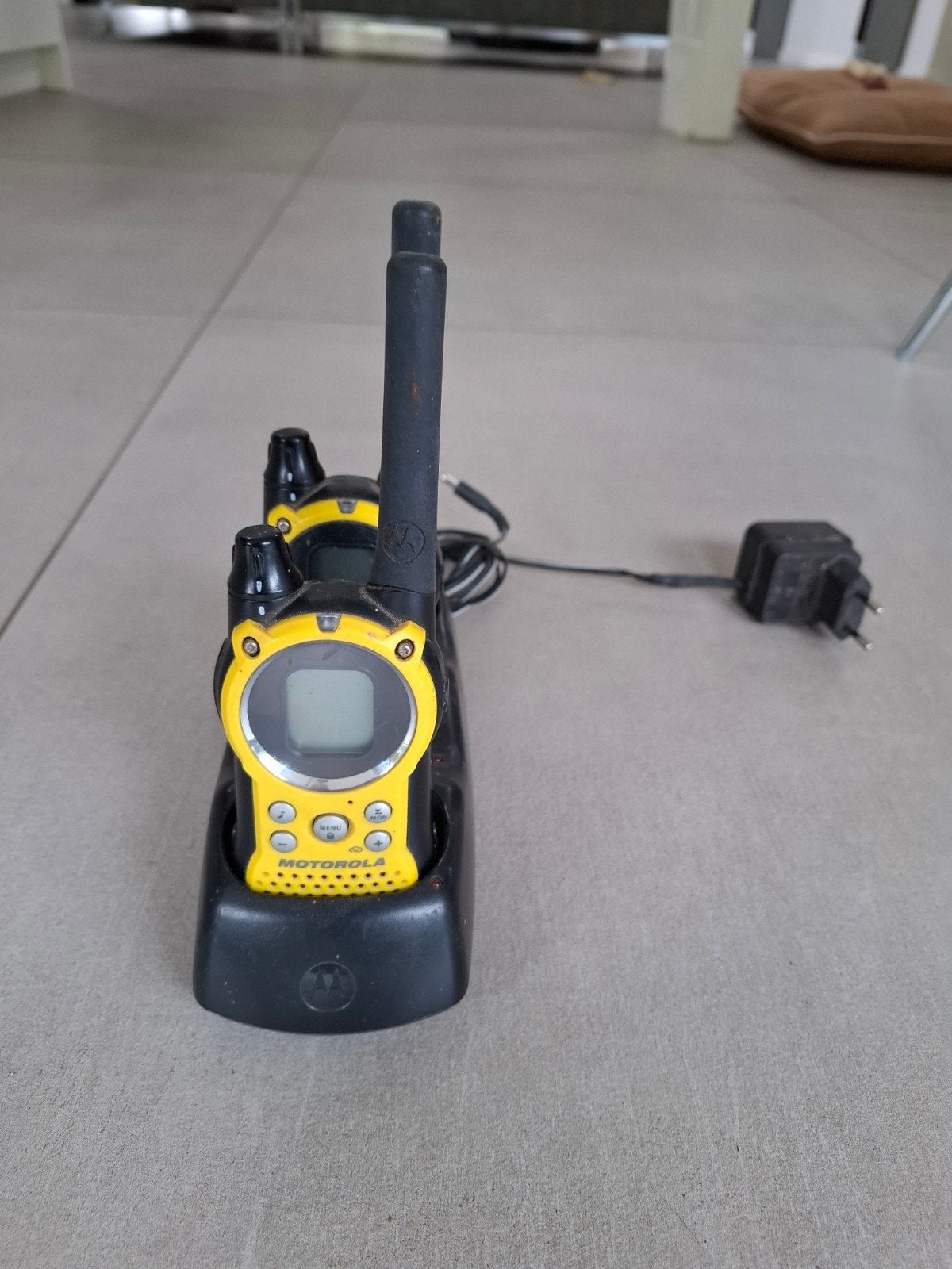 Motorola Walkie Talkies met Oplaadstation - Gebruikt, Ophalen of Verzenden, Gebruikt, Portofoon of Walkie-talkie, Met broekklem