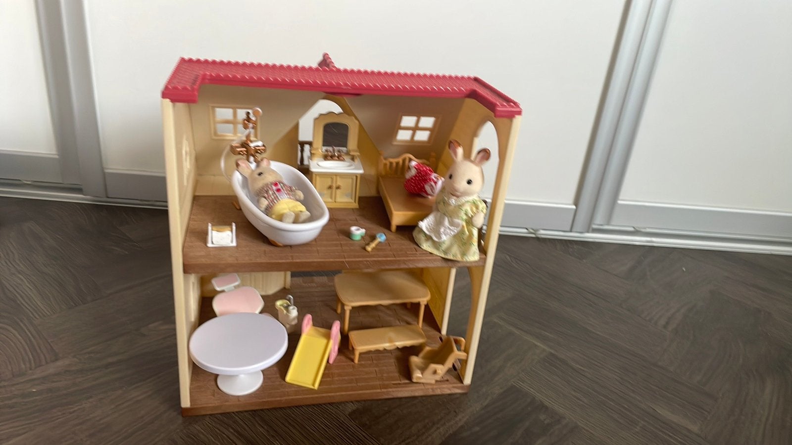 Sylvanian Families huis met meubels en 2 konijnen, Ophalen of Verzenden, Gebruikt, Poppenhuis