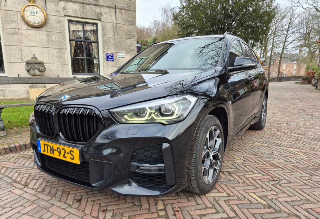 BMW X1 Sdrive18i 140pk Aut/M-sport/pannodak/facelift/, Zwart, Leder en Stof, Zwart, 1405 kg