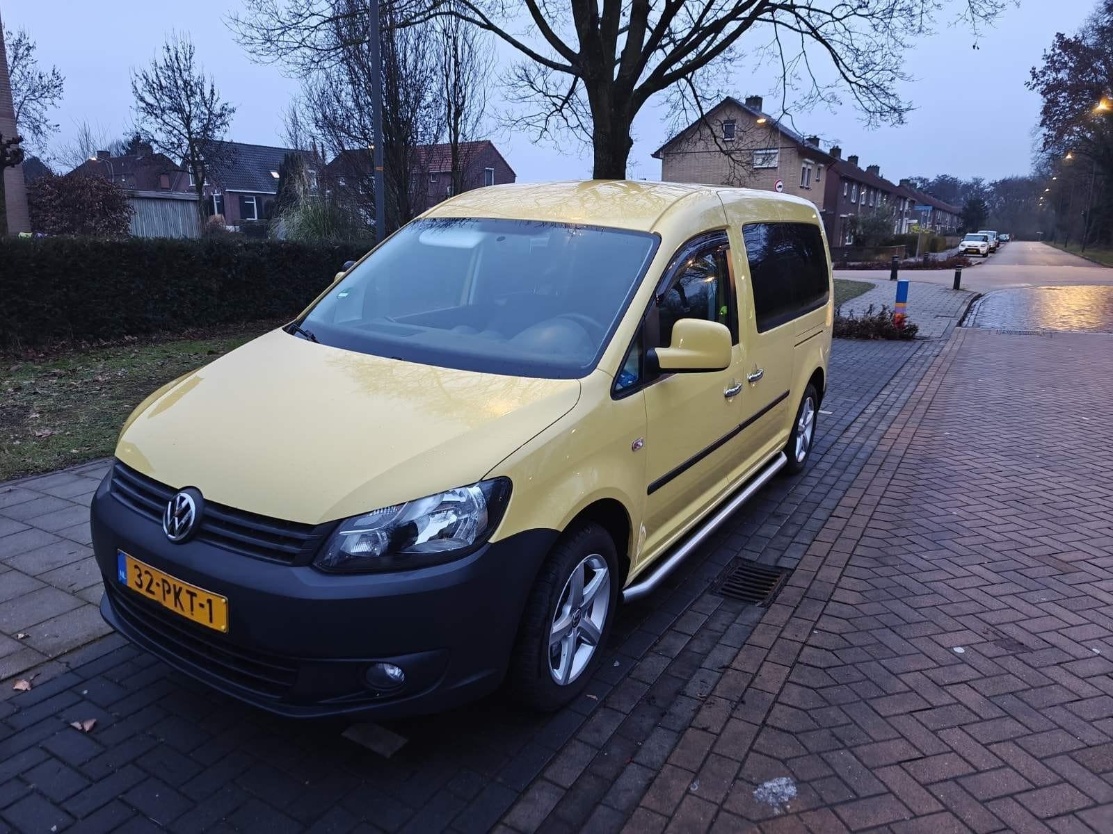 Volkswagen Caddy 1.6 TDI 75KW Maxi Combi DSG 7P 2011 Geel, Auto's, Volkswagen, Euro 5, Achteruitrijcamera, 4 cilinders, 7 stoelen