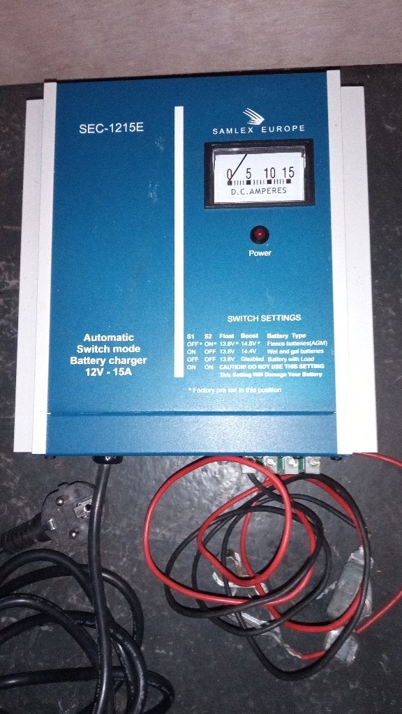 Samlex sec-1215e acculader 12V  15A, Gebruikt