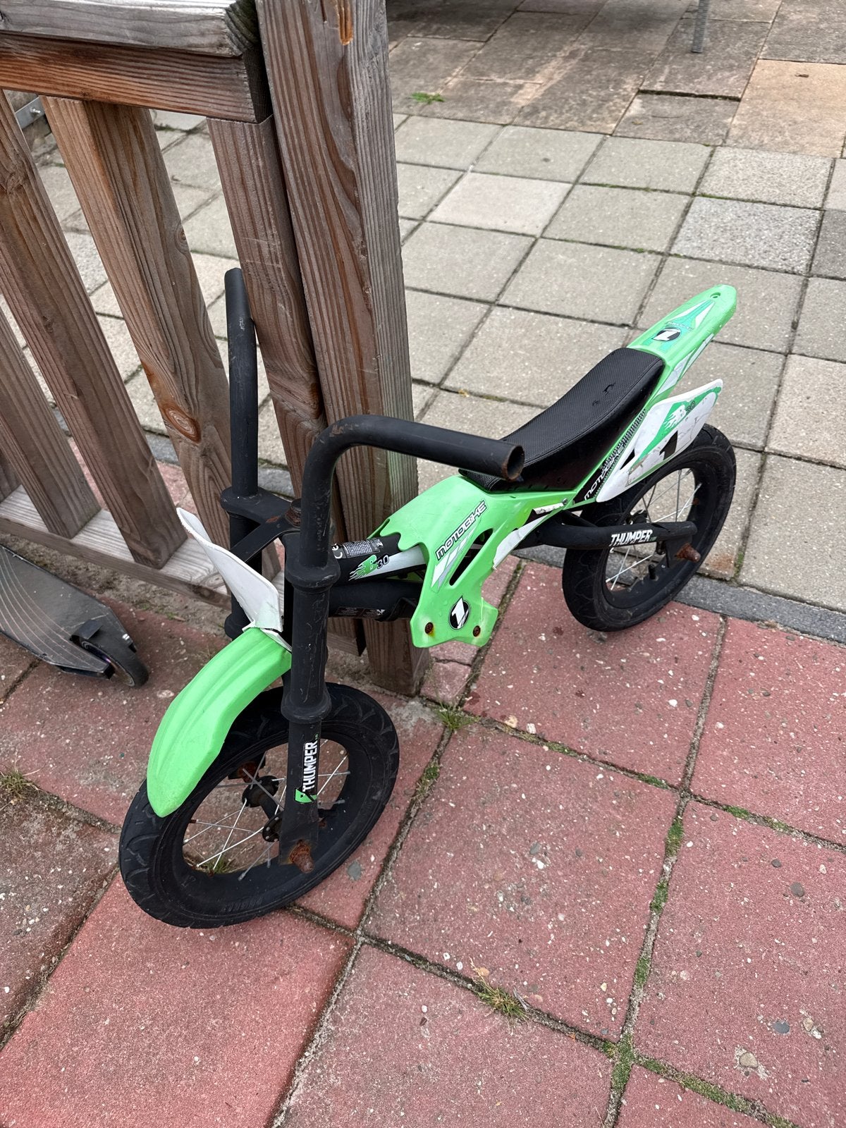 Groene loopfiets voor kinderen - Motobike Thumper, Ophalen of Verzenden, Gebruikt, Minder dan 16 inch