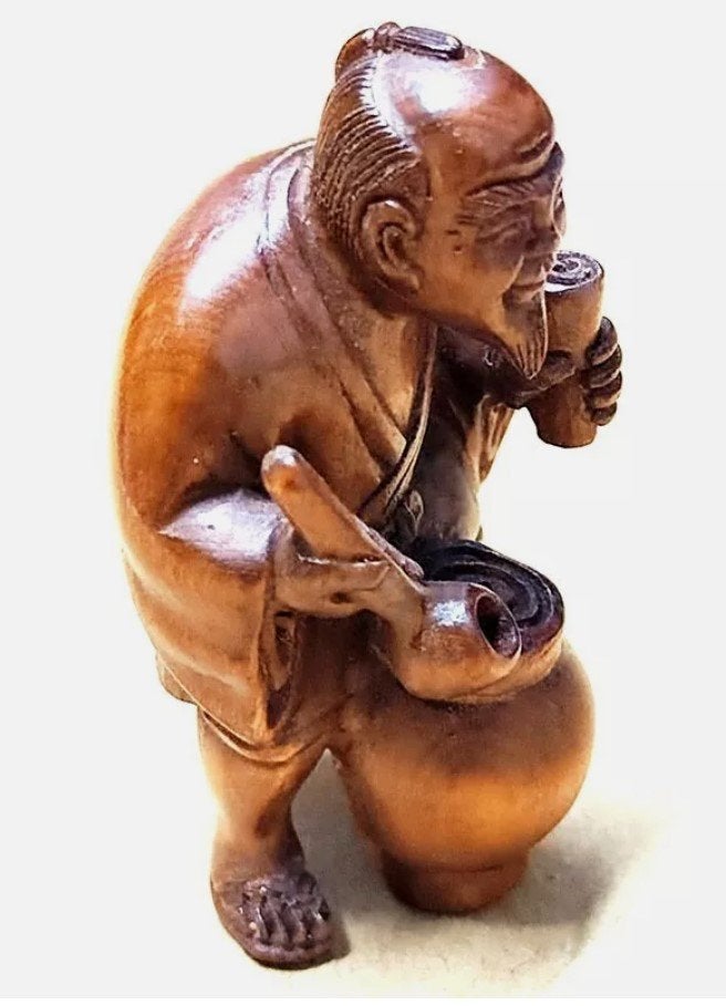 Boxwood Netsuke van een sake wijn verkoper Japan, Antiek en Kunst, Kunst | Niet-Westerse kunst, Hout, Ophalen of Verzenden, Netsuke