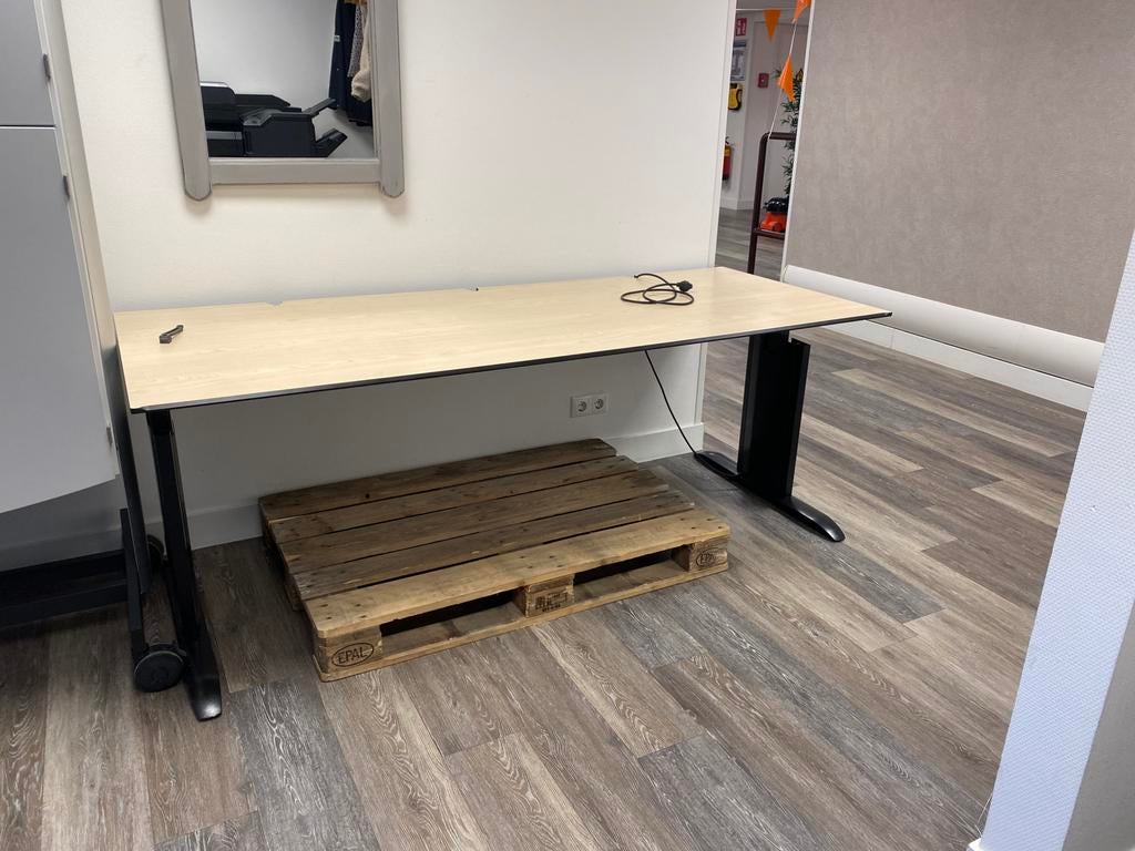 Bureau gratis ophalen in Scherpenzeel, Huis en Inrichting, Bureaus, Ophalen, Zo goed als nieuw