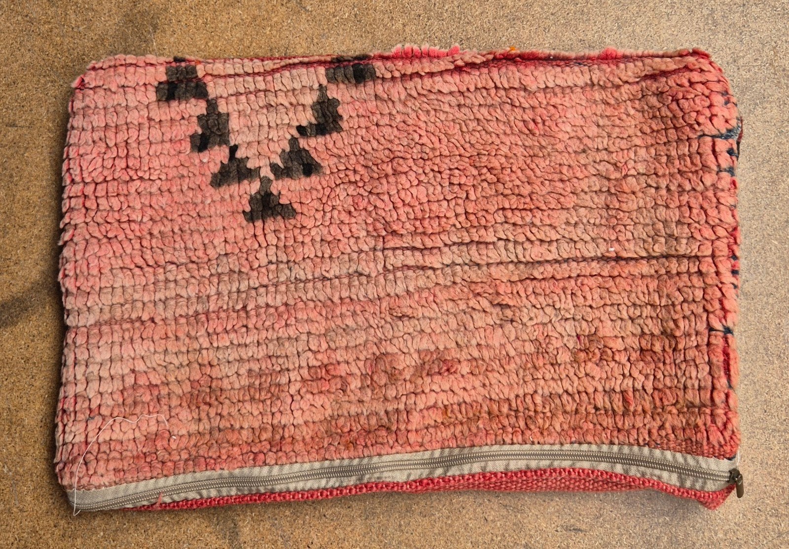 Nieuw Marrokaans berber wollen kussenhoesje, Huis en Inrichting, Woonaccessoires | Kussens, Ophalen of Verzenden, Nieuw, Vierkant