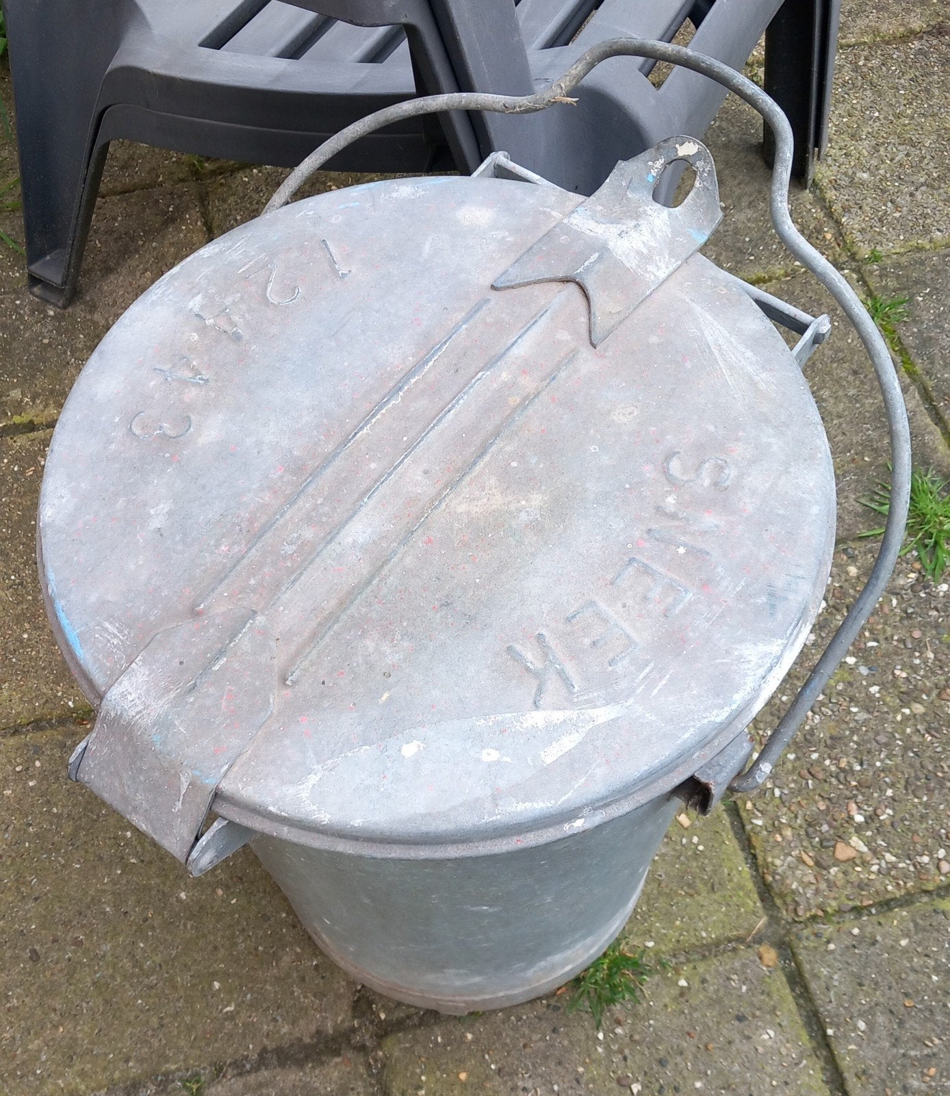 Verzinkte Vuilnisemmer met 'Sneek' opdruk en gaatjes, Tuin en Terras, Ophalen