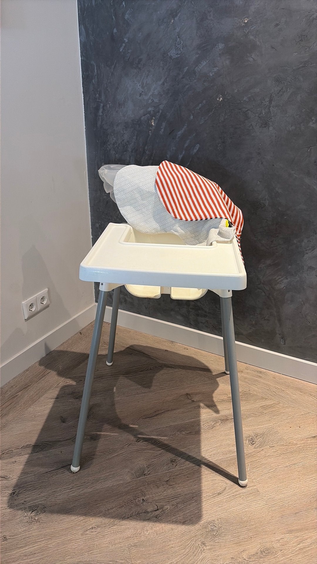 Ikea kinderstoel inclusief hoezen Antilop wit, Ophalen, Gebruikt, Overige typen, Afneembaar eetblad