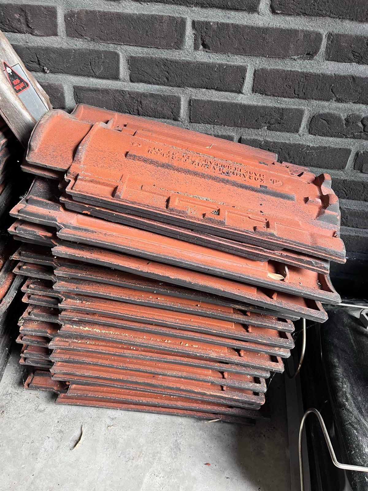 16 zwarte dakpannen - Koramic Narvik Tegelen, Doe-het-zelf en Verbouw, Ophalen, Gebruikt, Steen of Klei, Zwart
