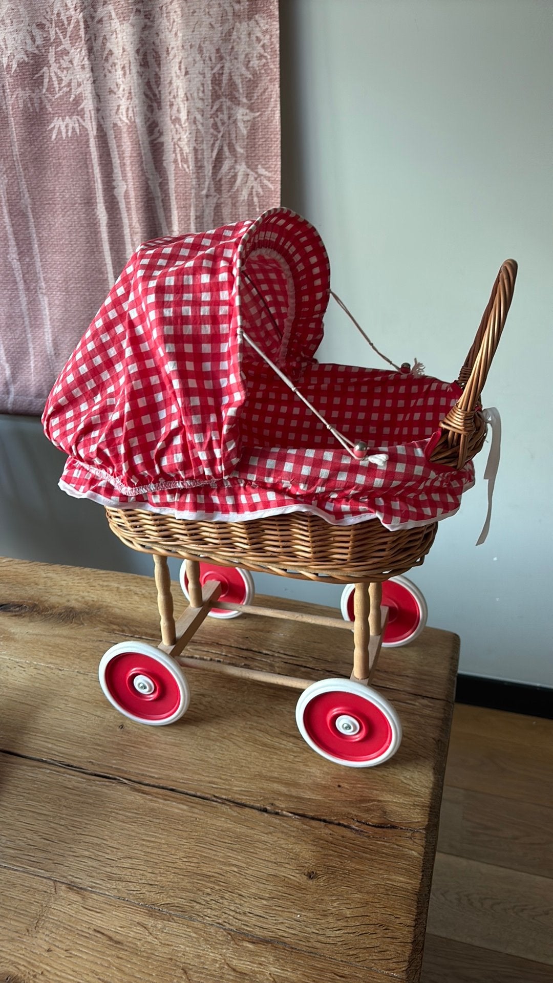 Vintage rieten poppenwagen met rood-wit geruite bekleding, Ophalen, Gebruikt, Overige typen