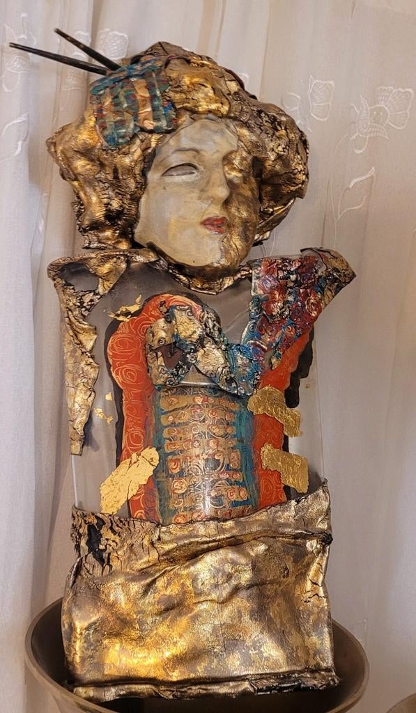 Unieke handgemaakte buste met bladgoud en kleurrijke details, Antiek en Kunst, Buste, Ophalen of Verzenden, 20 - 50 cm, Overige materialen