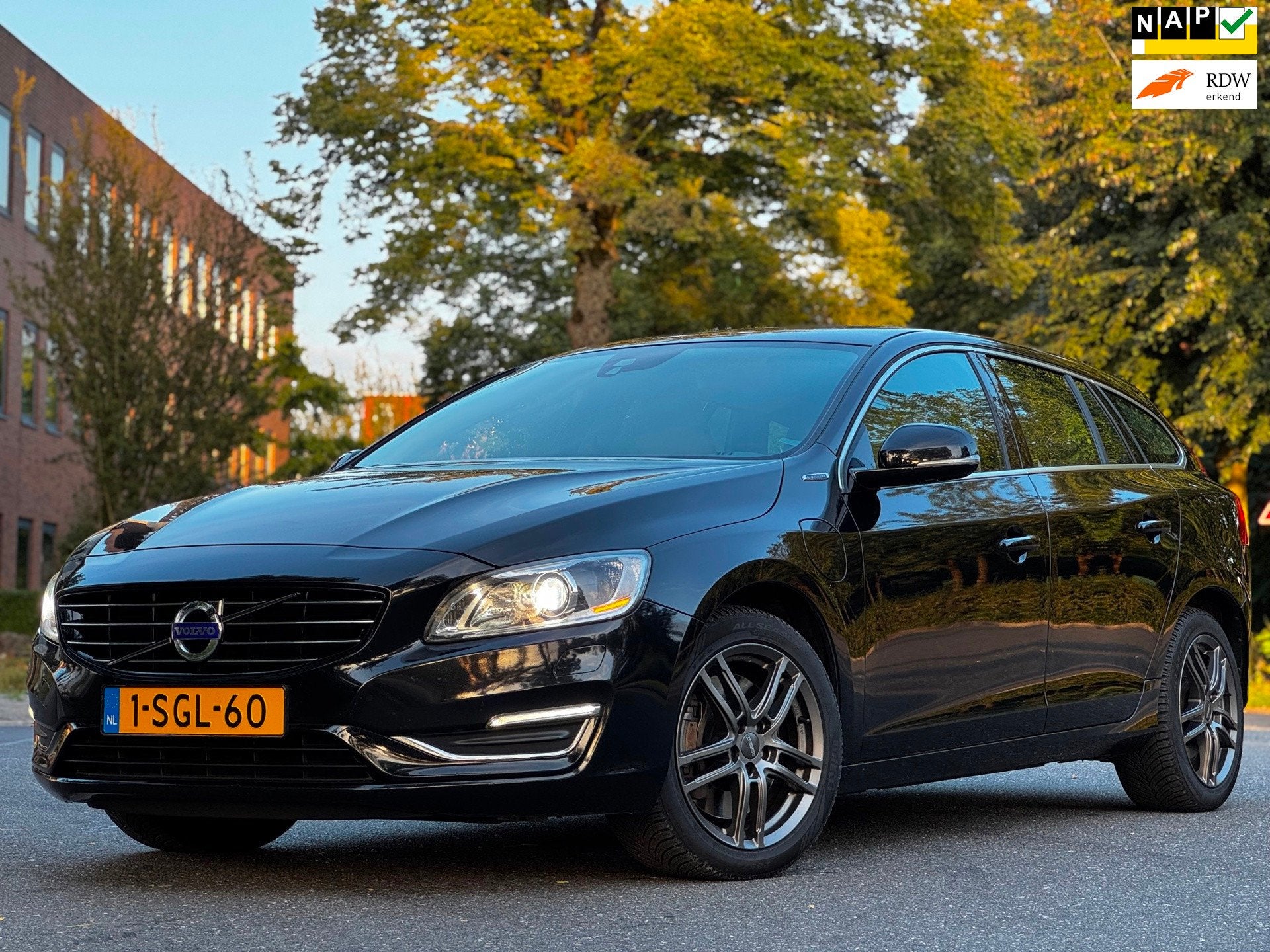 Volvo V60 2.4 D6 AWD Plug-In Hybrid Summum|AUT|XENON|NAVI|LE, Auto's, Zwart, Vierwielaandrijving, 11 kWh, Te koop