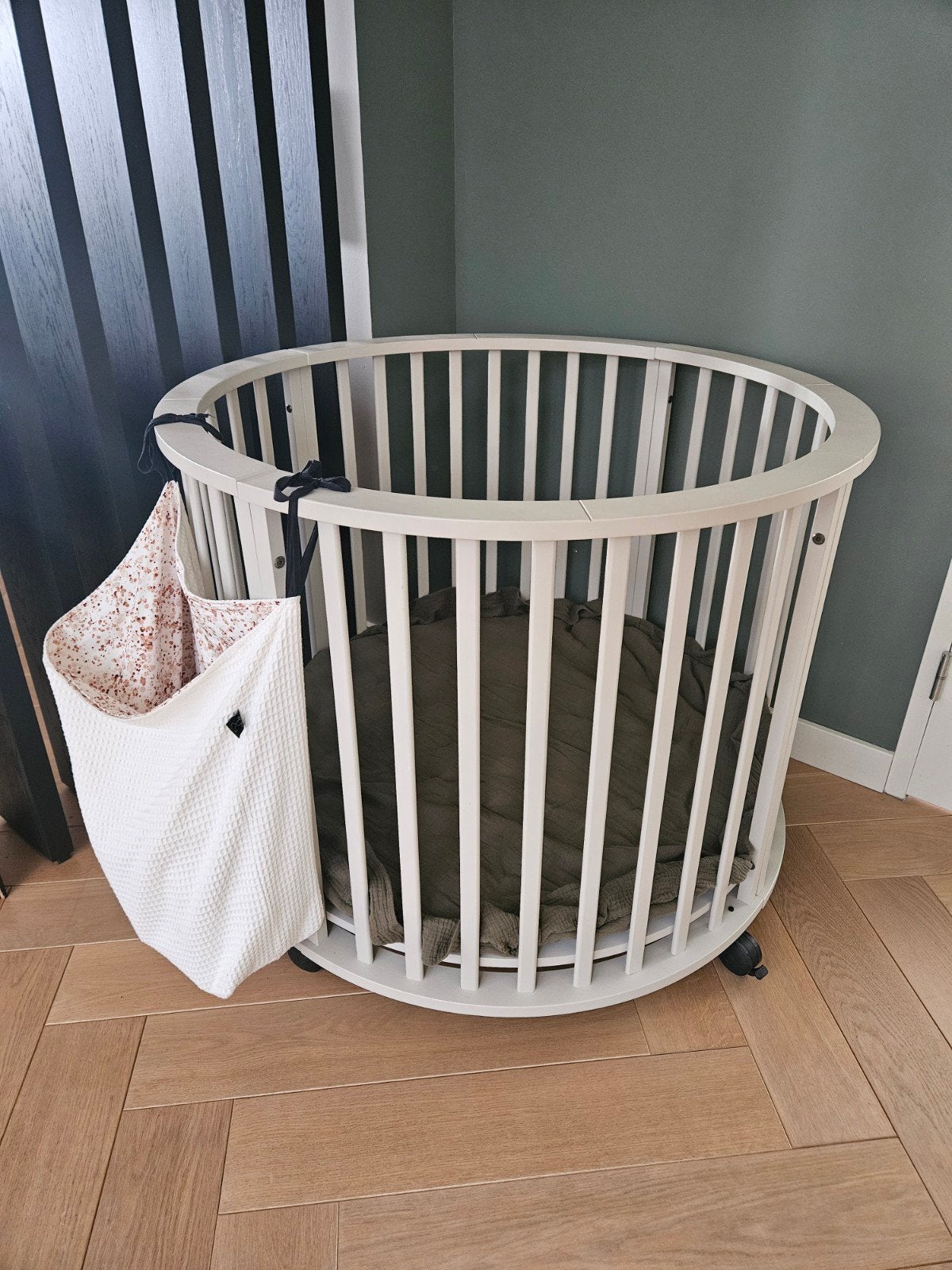 Europe Baby Box Circa III - Ronde Box met Wieltjes, Ophalen, Zo goed als nieuw, Rond, In hoogte verstelbaar
