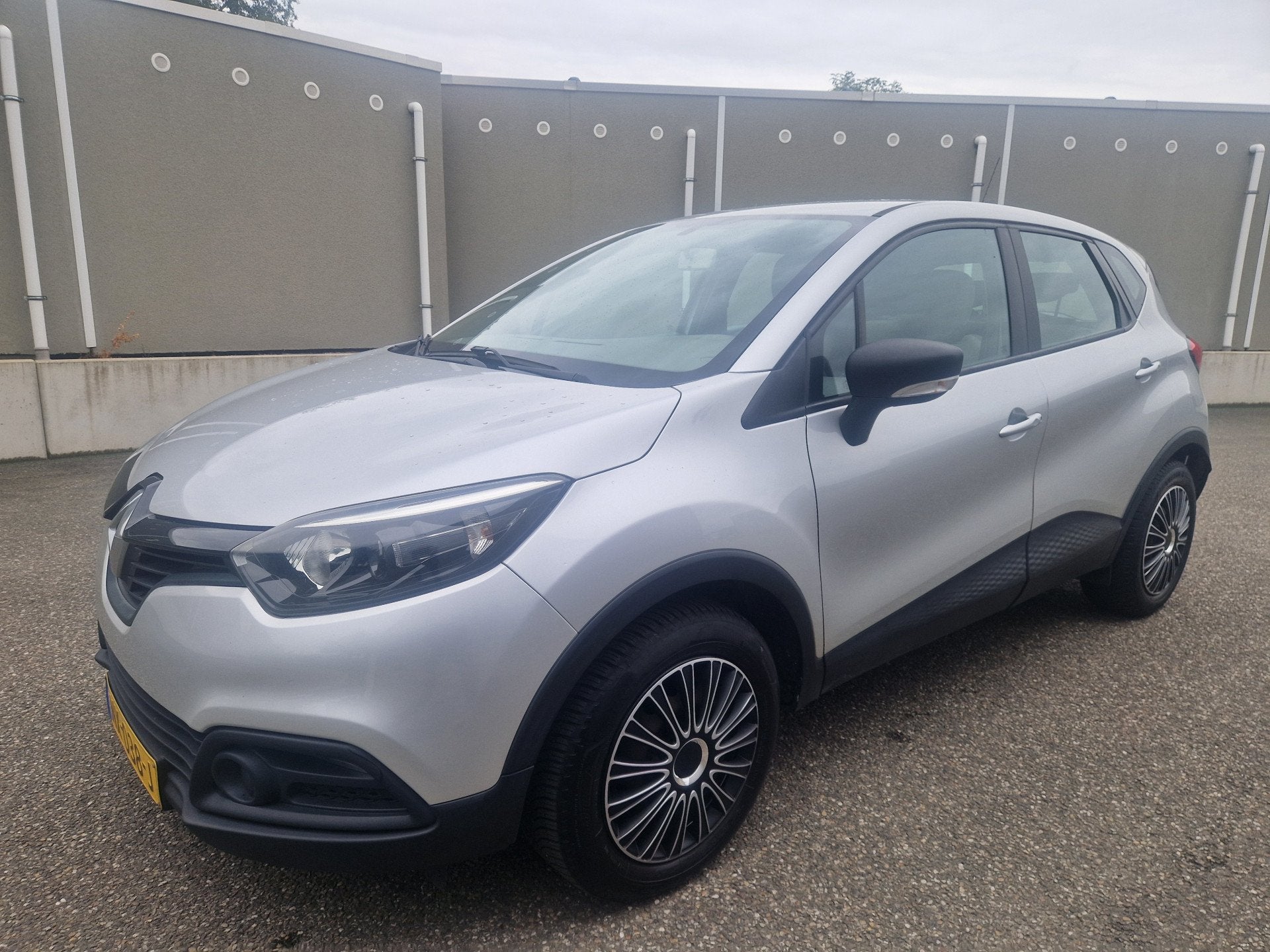 Renault Captur 0.9 TCe Authentique (bj 2014), Voorwielaandrijving, Gebruikt, 49 €/maand, Handgeschakeld