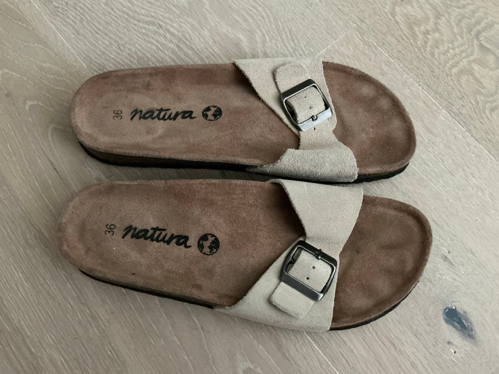 Natura beige suède slippers / maat 36 / zo goed als nieuw, Ophalen of Verzenden, Zo goed als nieuw, Beige, Slippers
