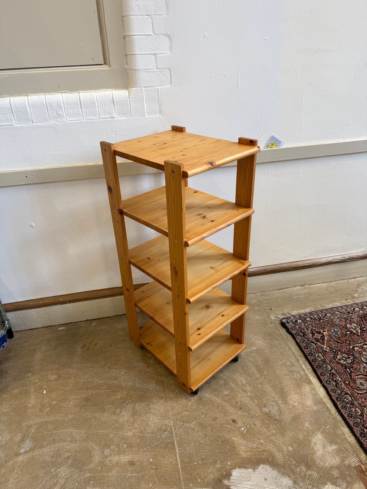 Vintage houten kastje op wielen, Ophalen, Gebruikt