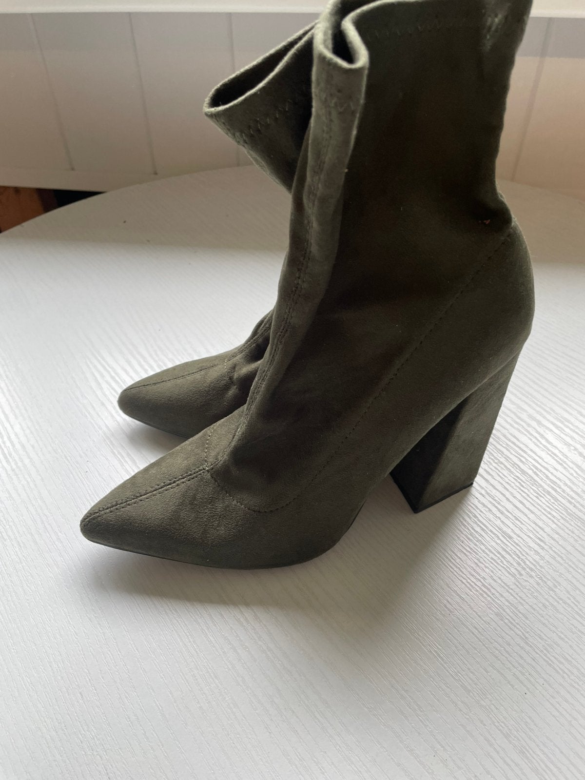 Mooie en elegante enkellaarsjes met hoge hakken, Kleding | Dames, Ophalen, Nieuw, Schoenen met hoge hakken, Groen