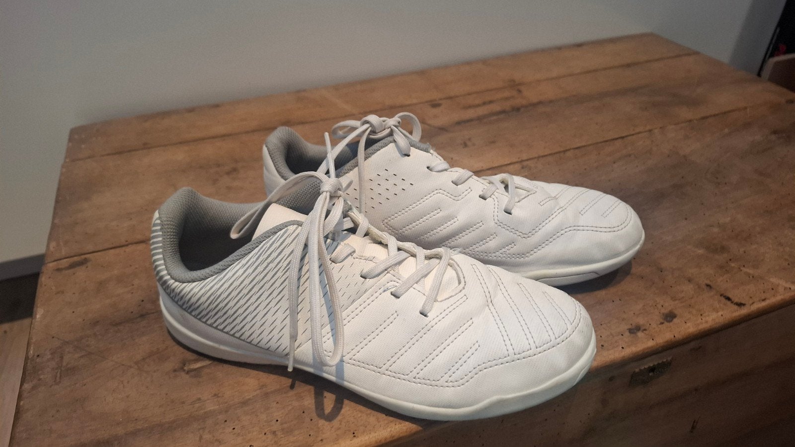Decathlon Futsal 100 JR Witte gymschoenen Zaalschoenen Mt 38, Gebruikt, Maat XS of kleiner, Schoenen, Ophalen of Verzenden