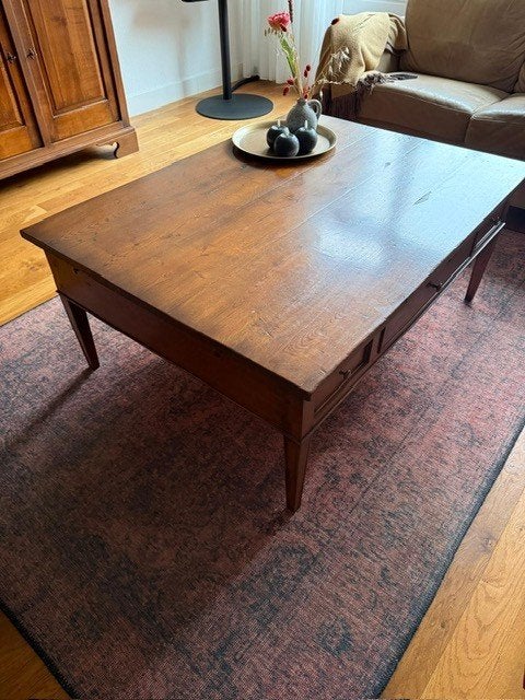Robuuste houten salontafel met lades, Huis en Inrichting, Tafels | Salontafels, Gebruikt, 100 tot 150 cm, Klassiek, Minder dan 50 cm