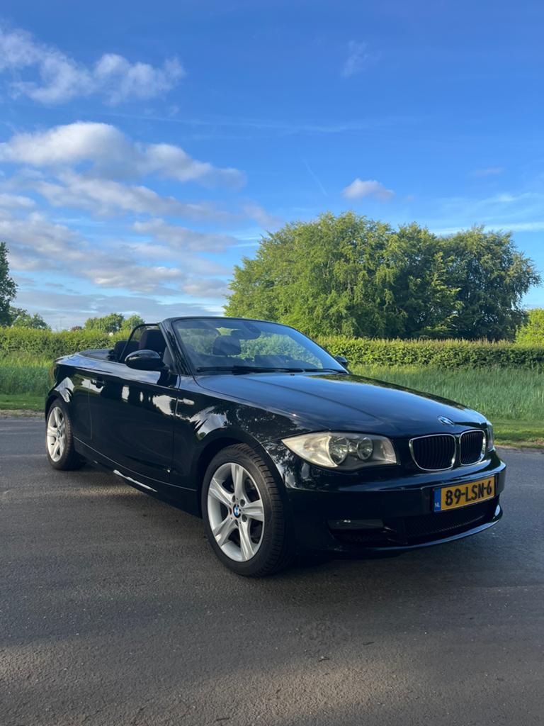 BMW 118i Cabrio 2.0 2010 Zwart – Origineel Nederlands, Auto's, BMW, 1-Serie, Achterwielaandrijving, 1995 cc, Cabriolet