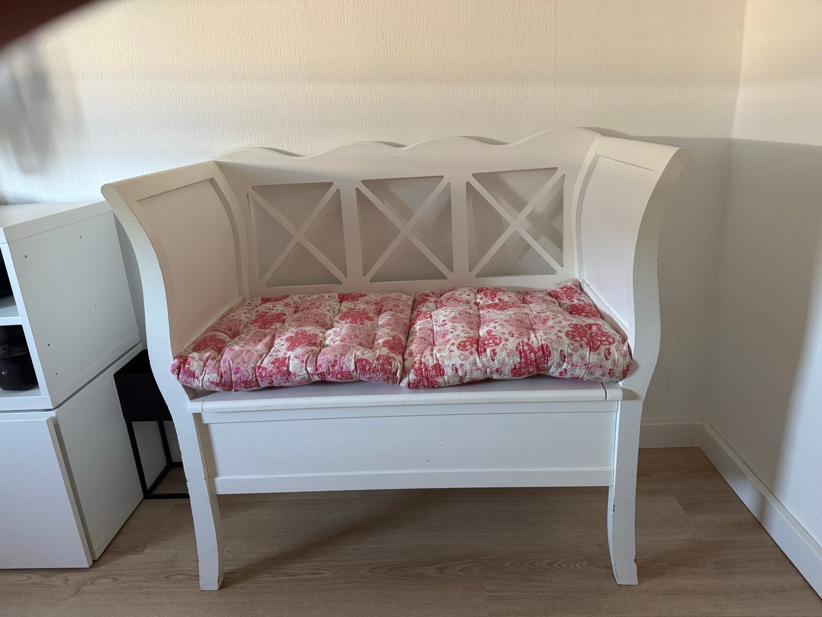 Witte houten bank met opbergruimte en kussens, Ophalen, Gebruikt, 150 tot 200 cm, Tweepersoons