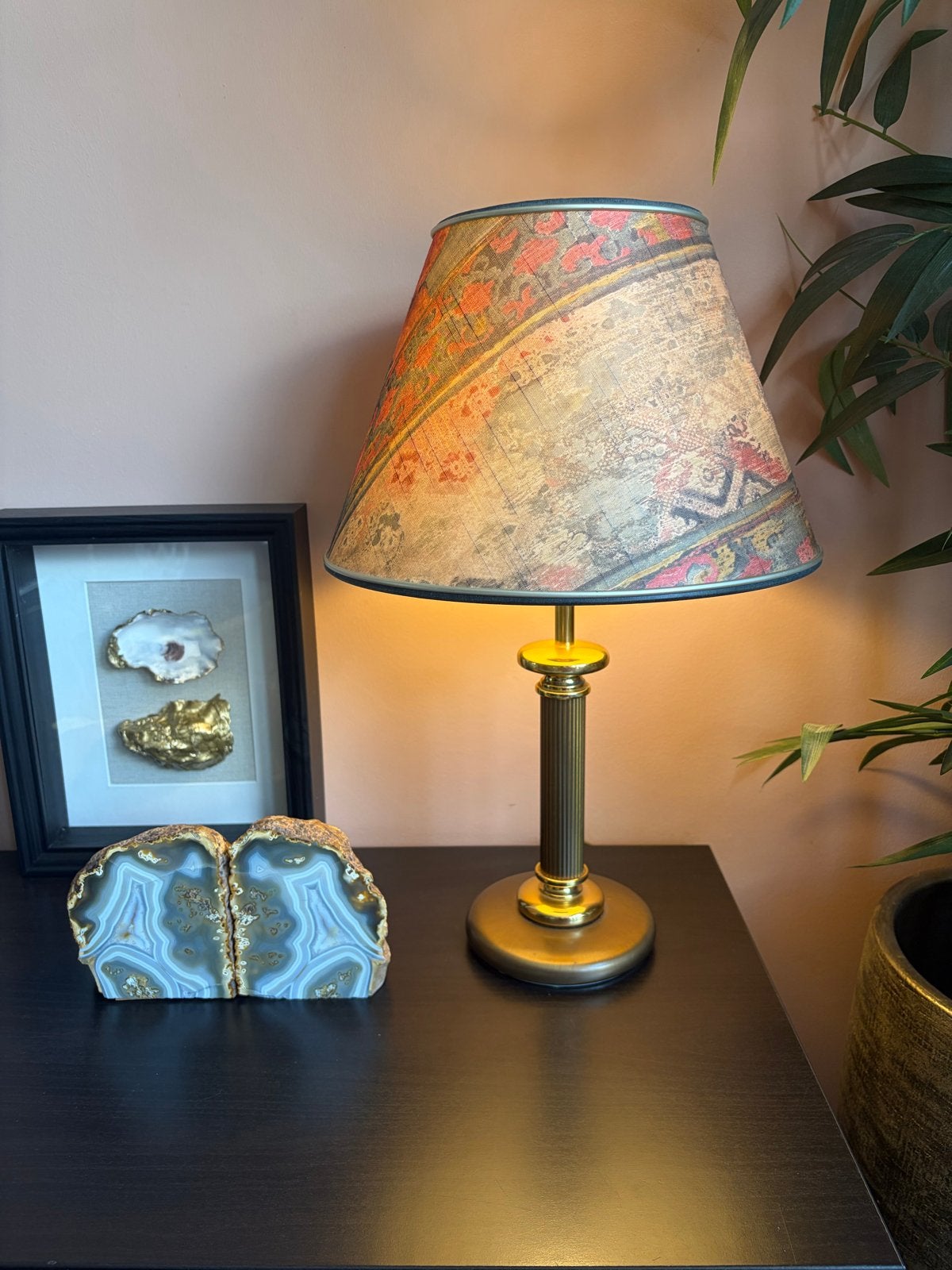 Klassieke Tafellamp met Messing Voet en Gedecoreerde Kap, Huis en Inrichting, Lampen | Tafellampen, Ophalen of Verzenden