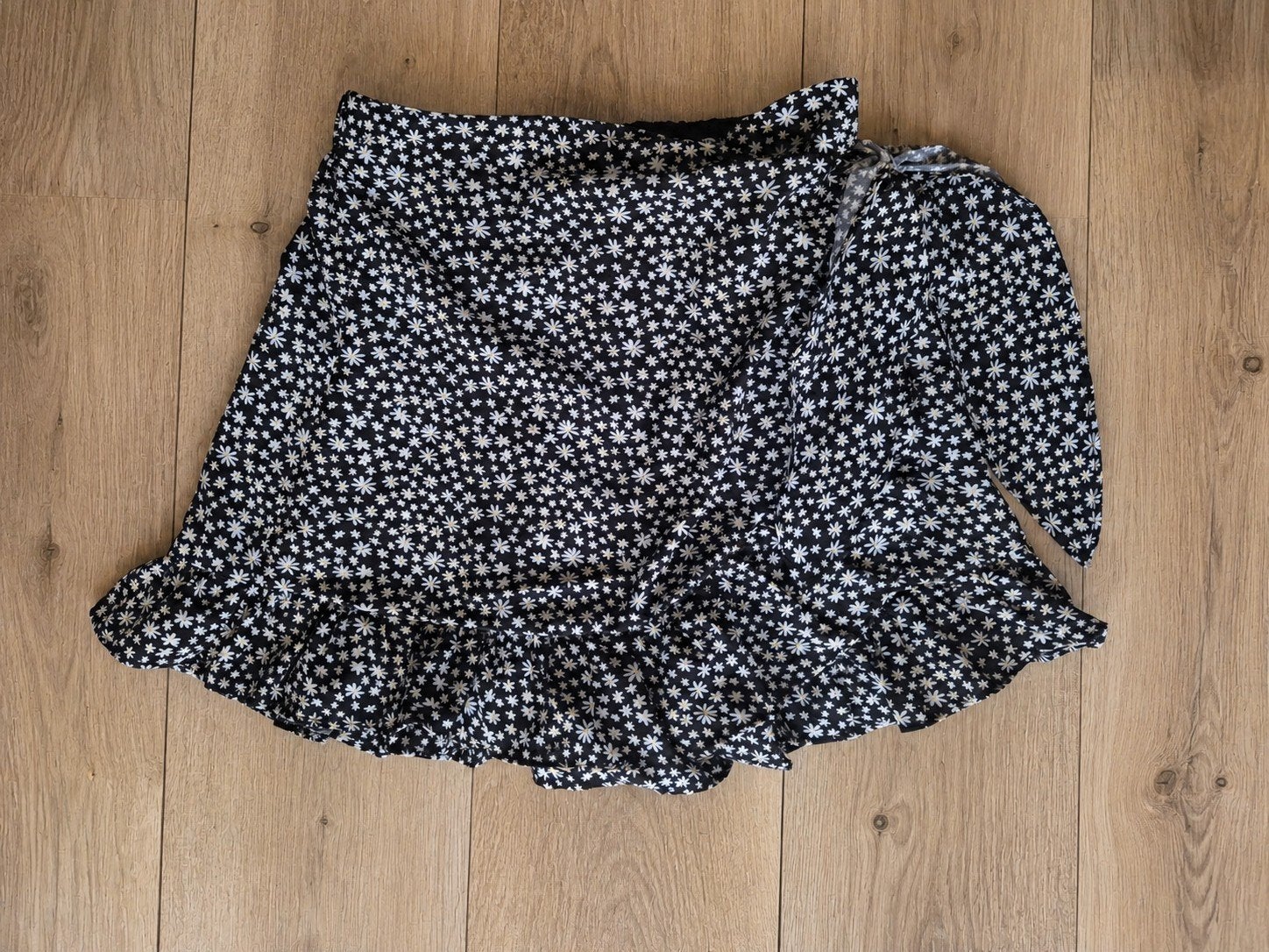 Loavie broekrokje XS - Zwart met witte bloemen, Zwart, Ophalen of Verzenden, Zo goed als nieuw, Loavie