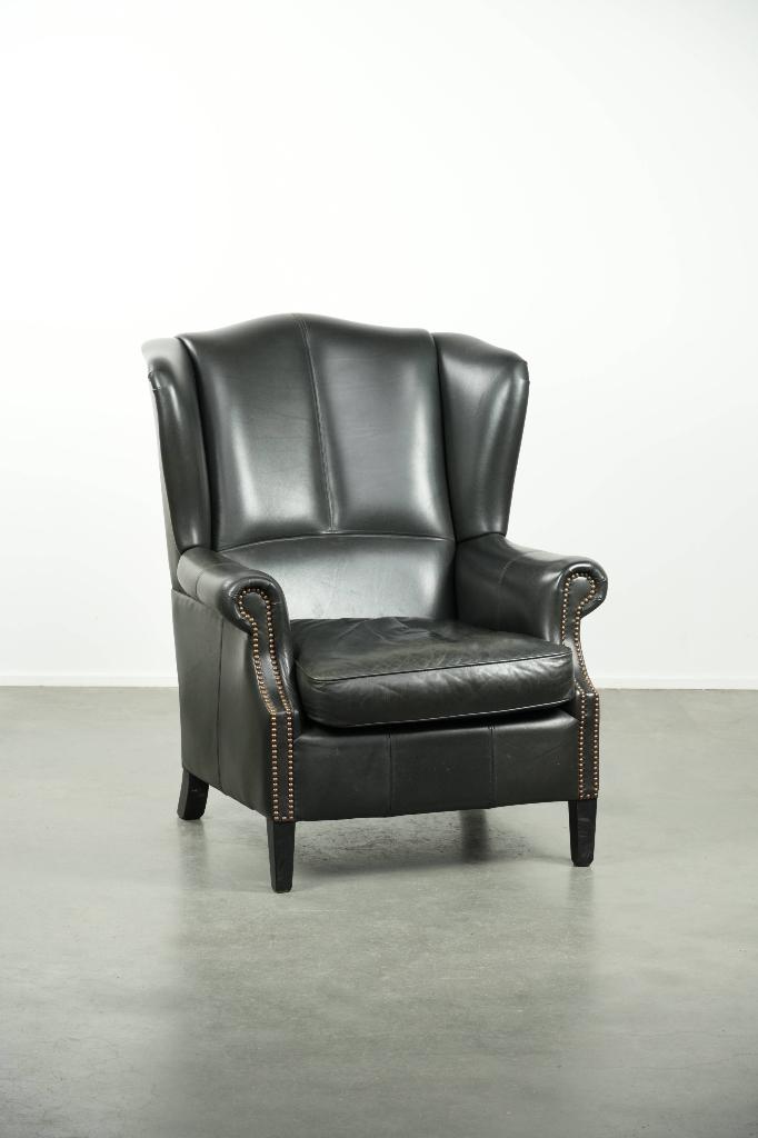 Zwarte rundleren oorfauteuil in een klassiek Engelse stijl, Huis en Inrichting, Fauteuils, Ophalen, Klassiek, Engels, Gebruikt