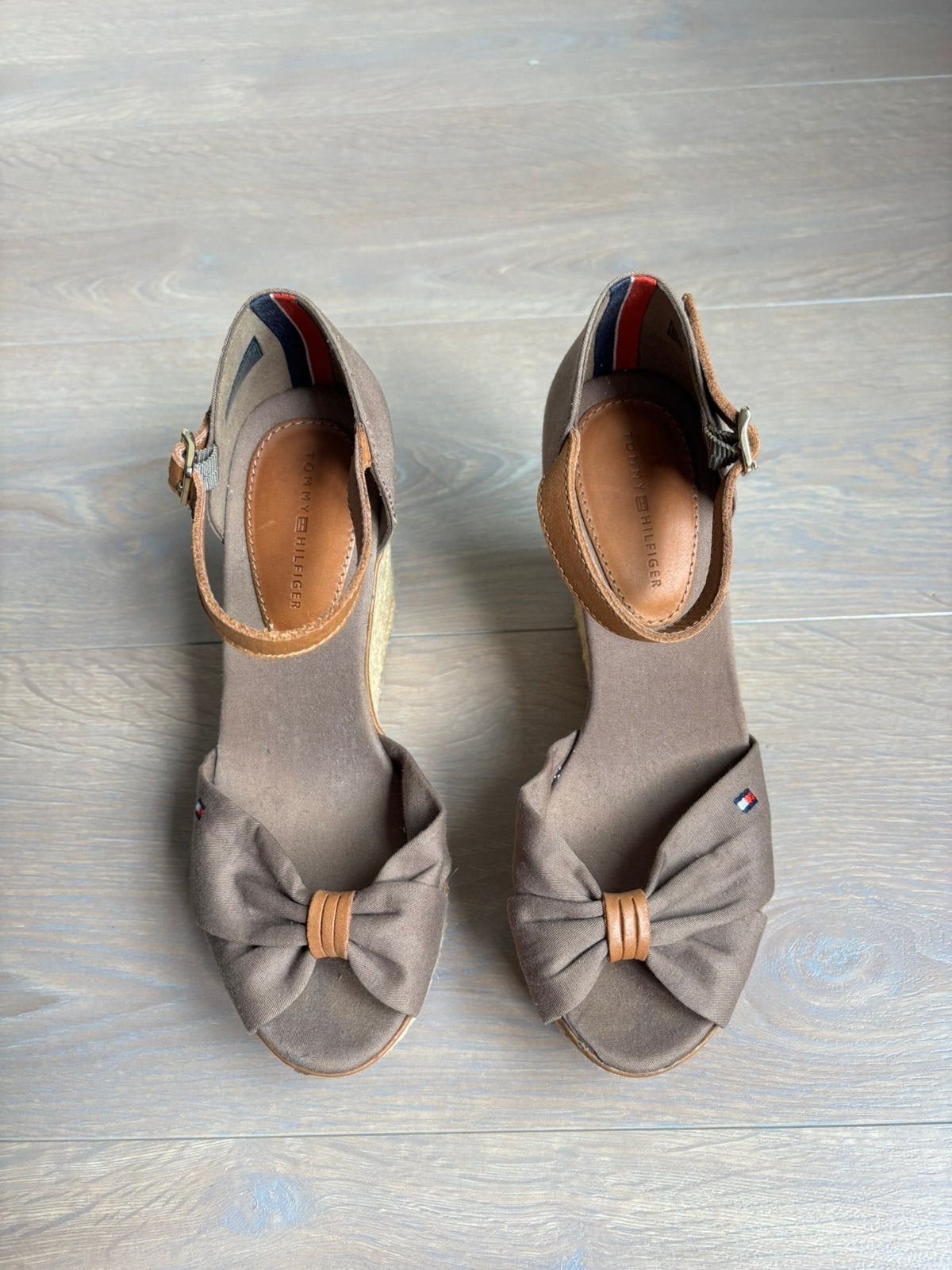 Tommy Hilfiger espadrille met sleehak en enkelbandje, Kleding | Dames, Schoenen, Ophalen of Verzenden, Zo goed als nieuw, Bruin