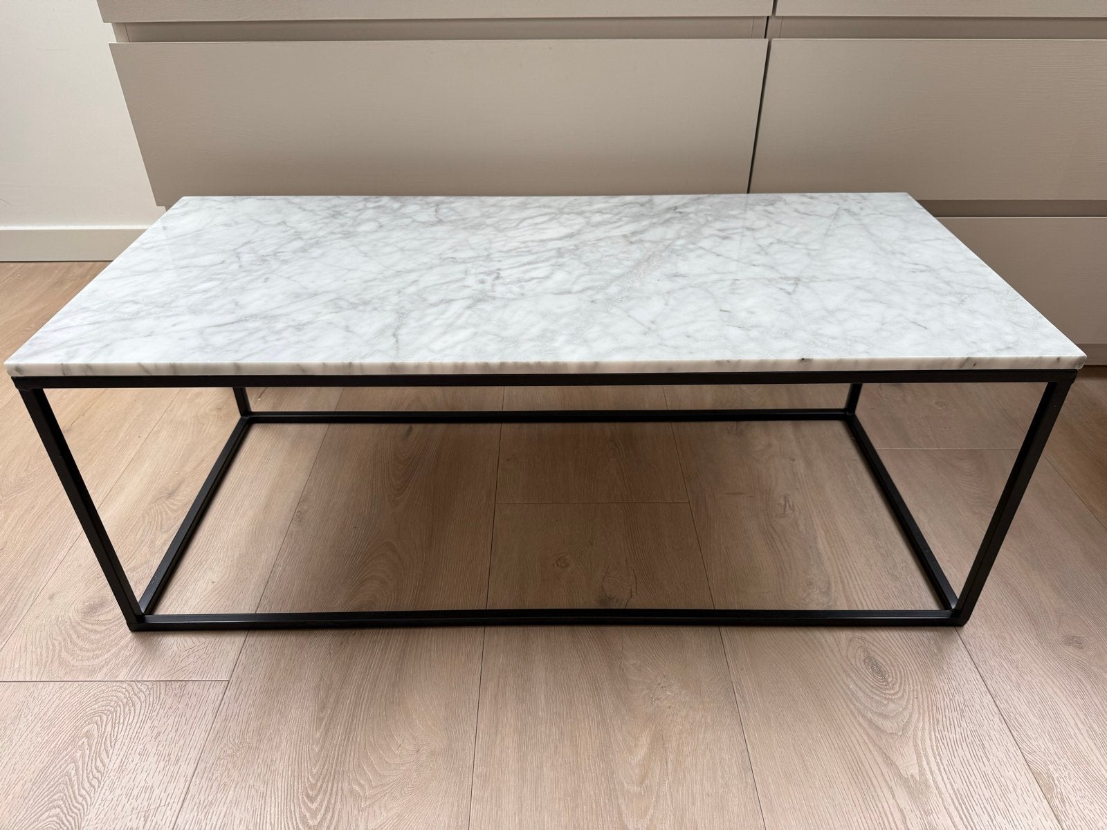MOET WEG Marmeren salontafel met zwart metalen onderstel, Ophalen, 100 tot 150 cm, 50 tot 100 cm, Zo goed als nieuw