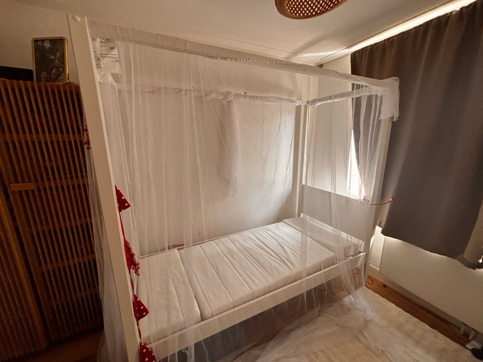 Eenpersoons Hemelbed met Klamboe - Wit Hout, Huis en Inrichting, Slaapkamer | Bedden, Gebruikt, Eenpersoons, 90 cm, 200 cm, Hout