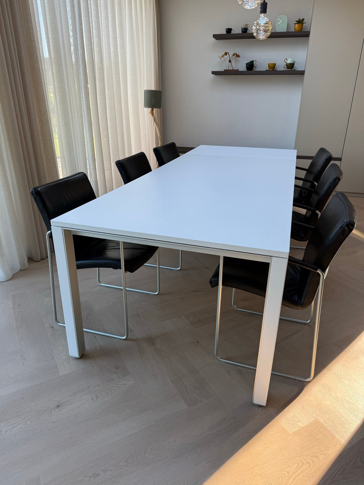 Leolux eettafel (uitschuifbaar) met 6 leren eetkamerstoelen, Huis en Inrichting, Ophalen, Overige materialen, 200 cm of meer, 50 tot 100 cm