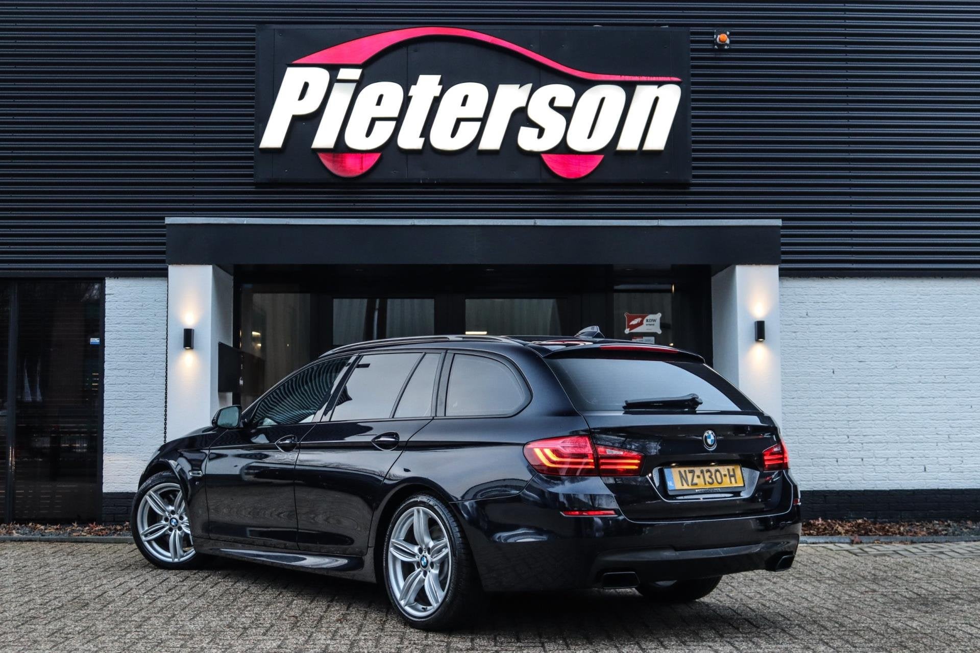 BMW 5-serie Touring M550xd LCI DEALER OH PANO ACC 360 H&K, Auto's, Automaat, Gebruikt, 2993 cc, Zwart